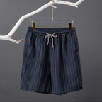 Bermuda de Linho Listrada Borenzi BZ503 feita em linho nobre, leve e respirável, com estampa discreta e caimento sofisticado para estilo refinado.