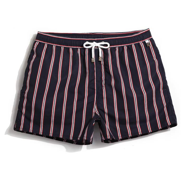 Bermuda Masculina Praia Listrada Borenzi BZ504 em tecido leve e respirável, estampa listrada clássica e modelagem moderna para estilo versátil e elegante.