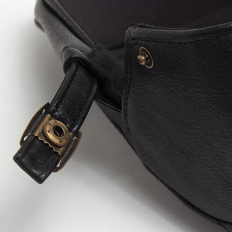 Boina Masculina de Couro British Borenzi BZ271 com design britânico, confeccionada em couro premium, ajuste ergonômico e cores cáqui, marrom, grafite e preta.