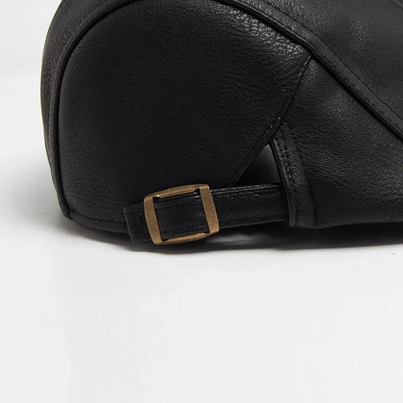 Boina Masculina de Couro British Borenzi BZ271 com design britânico, confeccionada em couro premium, ajuste ergonômico e cores cáqui, marrom, grafite e preta.