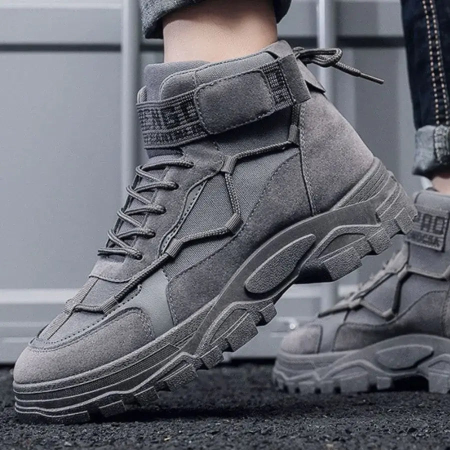 Bota Masculina British Borenzi BZ285 feita em couro premium, com solado antiderrapante e design robusto. Ideal para uso diário e aventuras ao ar livre.