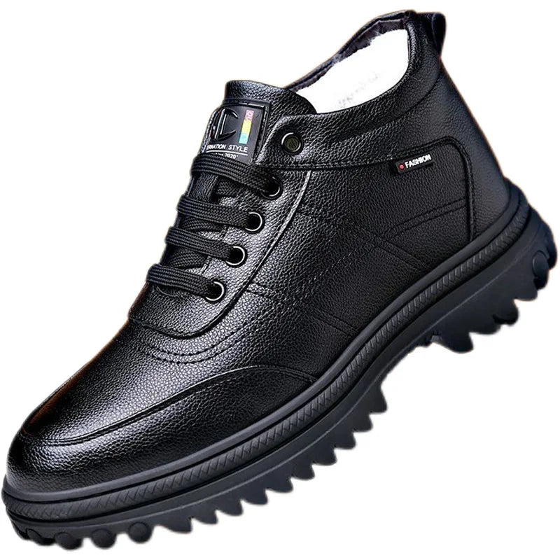 Bota Masculina de Couro Acolchoada Borenzi BZ290 confeccionada em couro premium com solado antiderrapante e forro acolchoado. Design sofisticado e funcional.