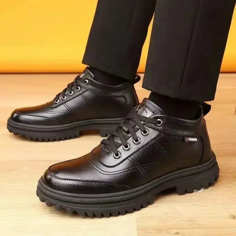 Bota Masculina de Couro Acolchoada Borenzi BZ290 confeccionada em couro premium com solado antiderrapante e forro acolchoado. Design sofisticado e funcional.