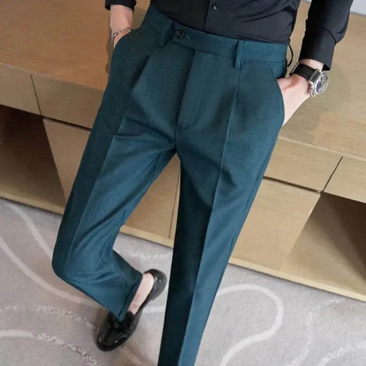 Calça de Alfaiataria Masculina Borenzi BZ255 com design moderno, tecido premium e acabamentos elegantes. Sofisticação e praticidade para o dia a dia.