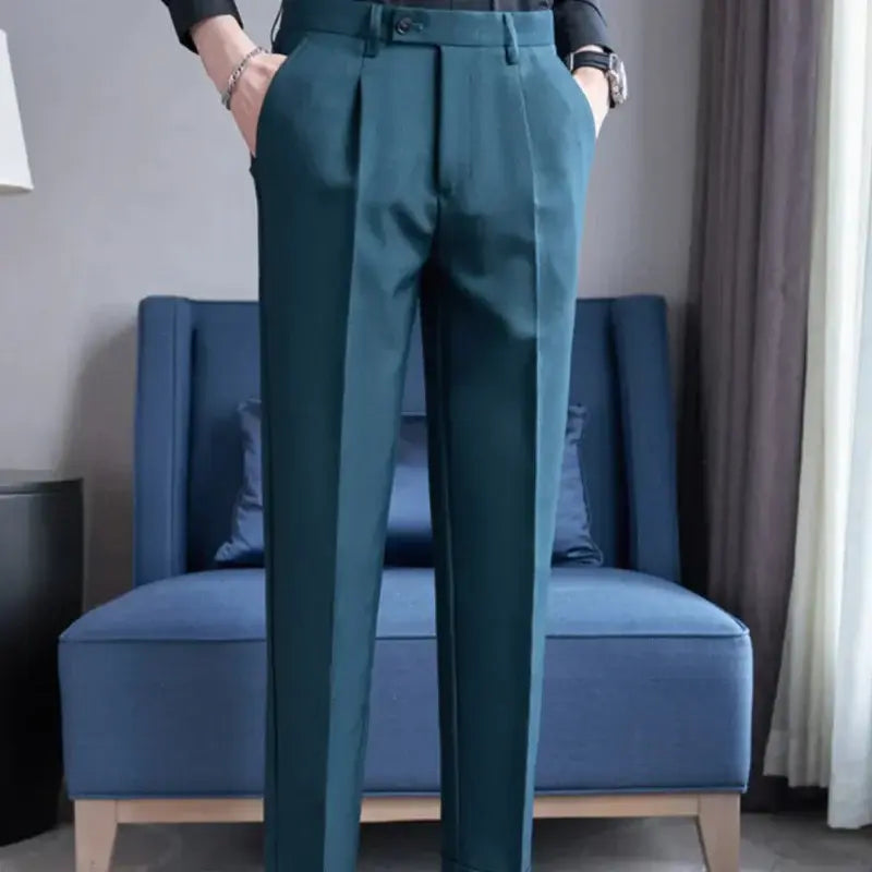 Calça de Alfaiataria Masculina Borenzi BZ255 com design moderno, tecido premium e acabamentos elegantes. Sofisticação e praticidade para o dia a dia.