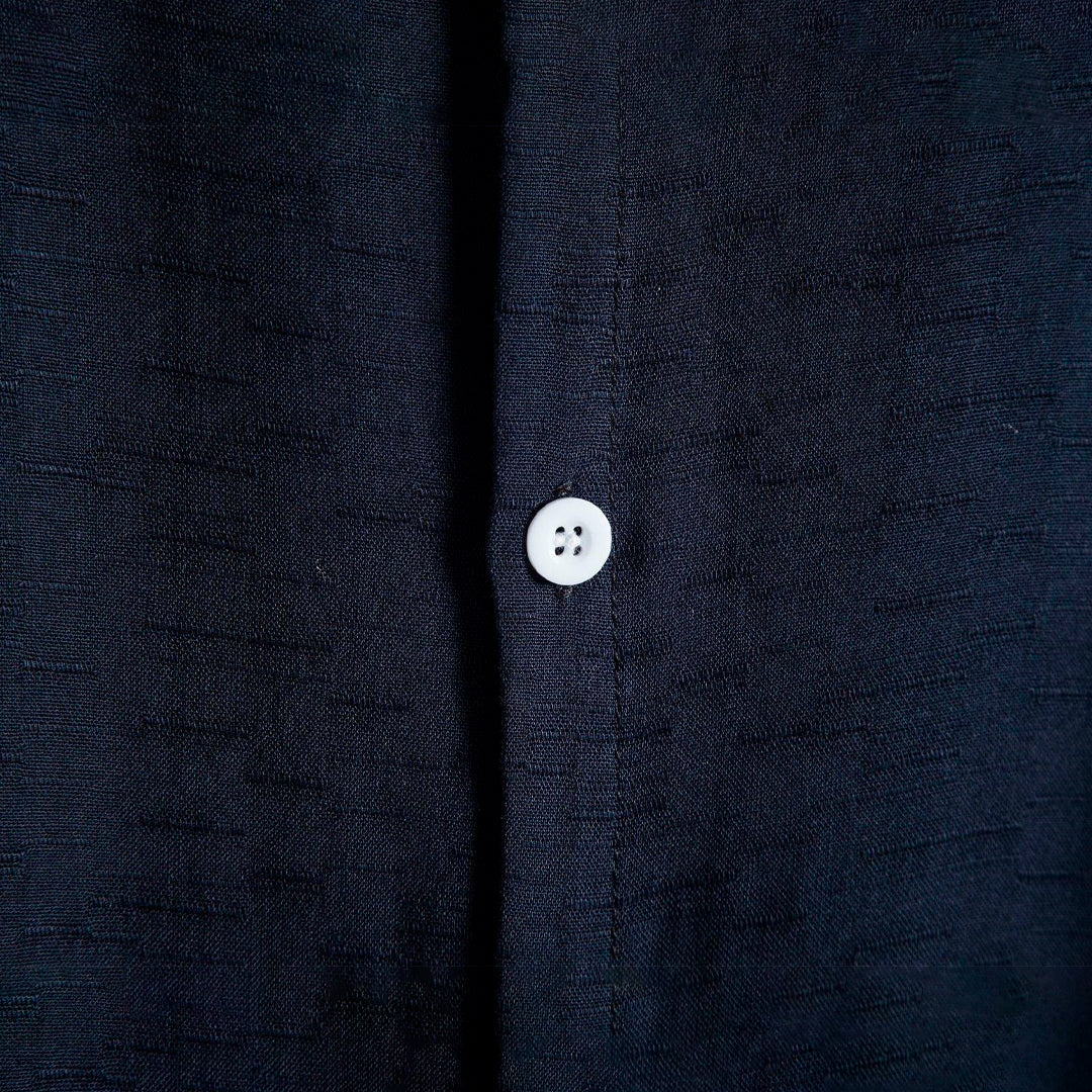 Camisa Manga Curta Lisa Borenzi Everyday BZ599 feita em tecido leve e de alta qualidade, com design clean que une conforto, estilo e versatilidade.