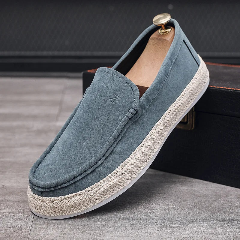 Mocassim masculino em materiais premium, com solado flexível e design clássico. Versátil para eventos casuais e sociais.