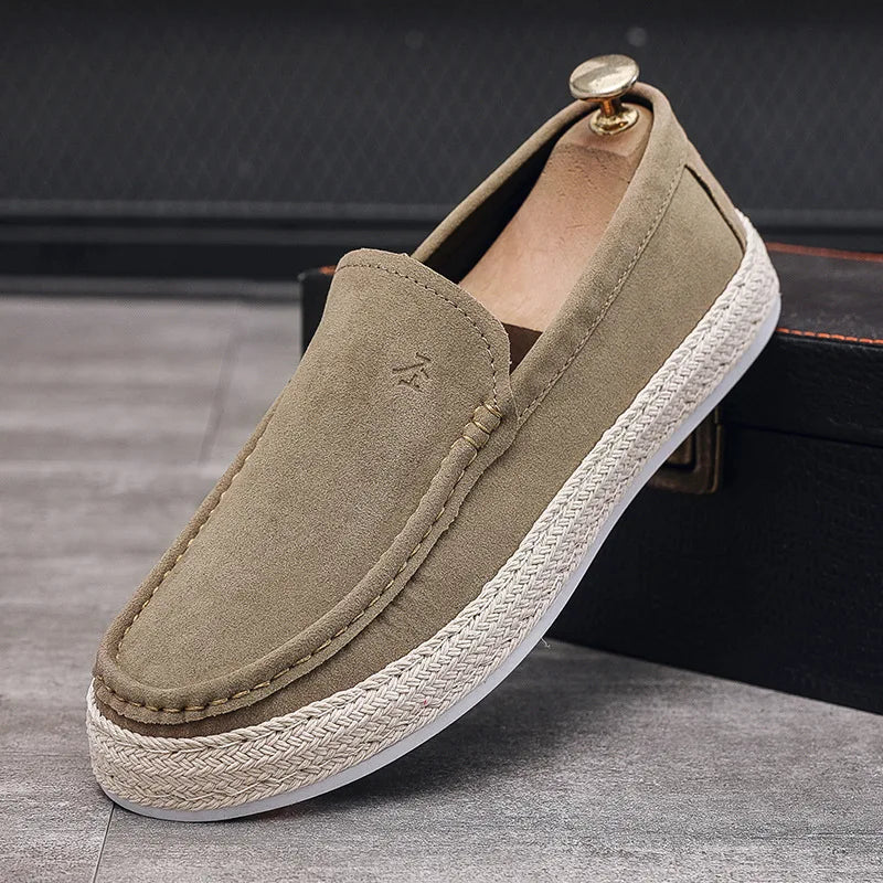 Mocassim masculino em materiais premium, com solado flexível e design clássico. Versátil para eventos casuais e sociais.