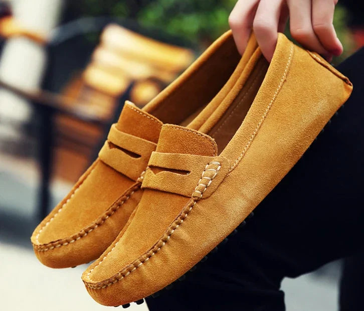 Mocassim masculino feito em camurça premium, com solado flexível e acabamento clássico. Ideal para conforto e estilo em diversas ocasiões.