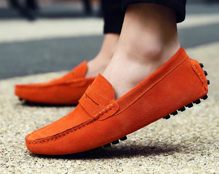 Mocassim masculino feito em camurça premium, com solado flexível e acabamento clássico. Ideal para conforto e estilo em diversas ocasiões.