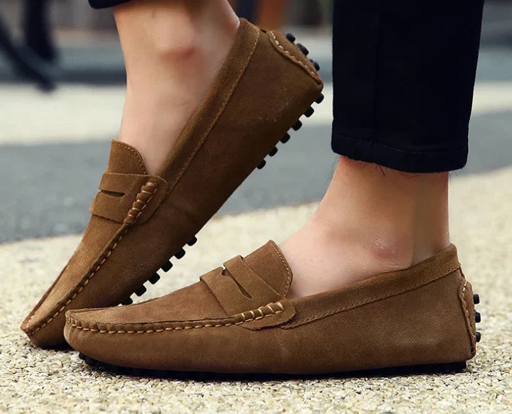 Mocassim masculino feito em camurça premium, com solado flexível e acabamento clássico. Ideal para conforto e estilo em diversas ocasiões.