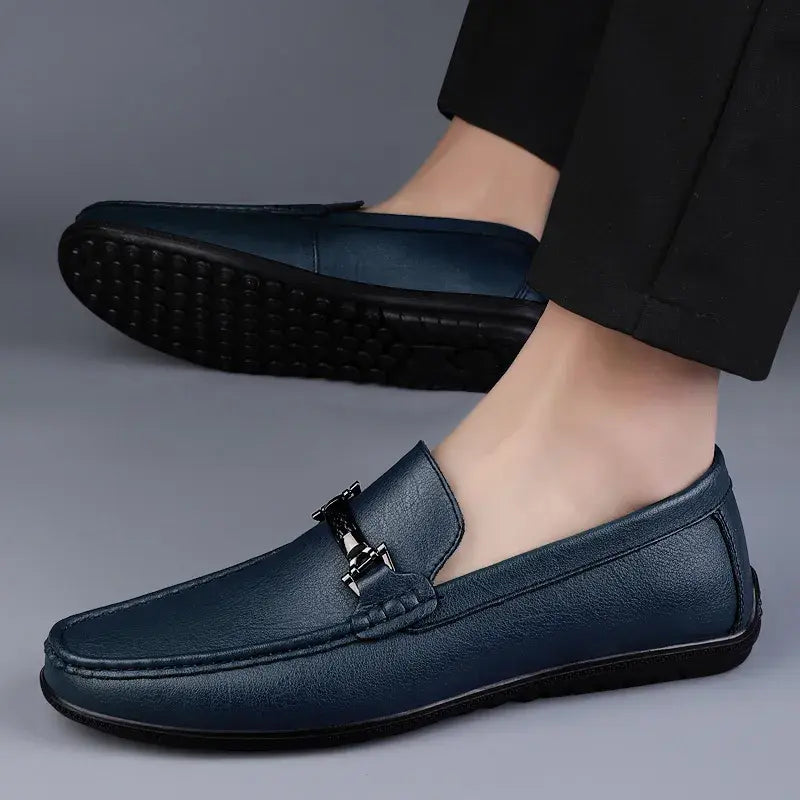 Mocassim masculino em couro premium, com design clássico e refinado. Palmilha macia e solado flexível para conforto prolongado.
