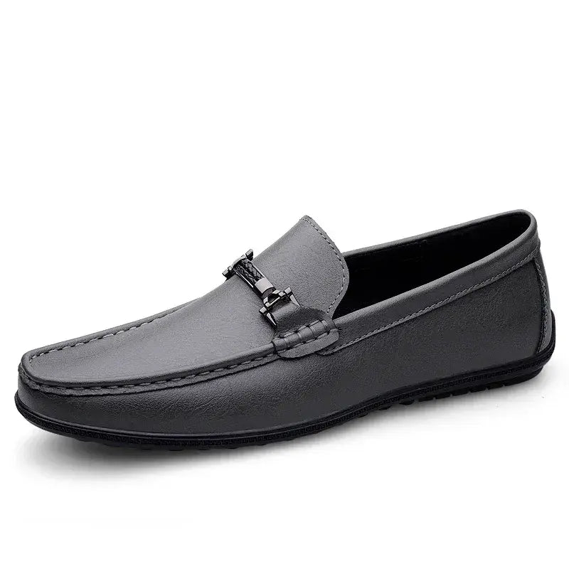 Mocassim masculino em couro premium, com design clássico e refinado. Palmilha macia e solado flexível para conforto prolongado.