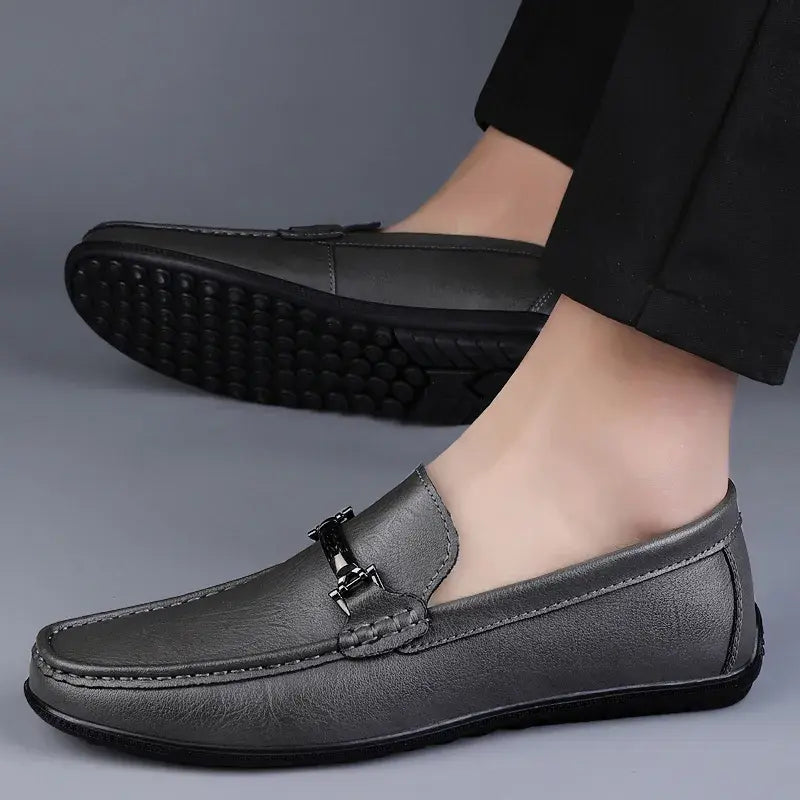 Mocassim masculino em couro premium, com design clássico e refinado. Palmilha macia e solado flexível para conforto prolongado.