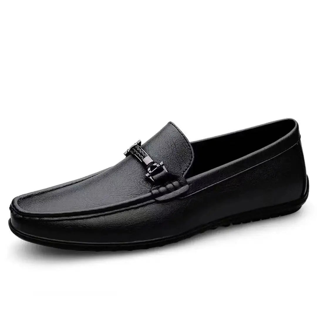 Mocassim masculino em couro premium, com design clássico e refinado. Palmilha macia e solado flexível para conforto prolongado.