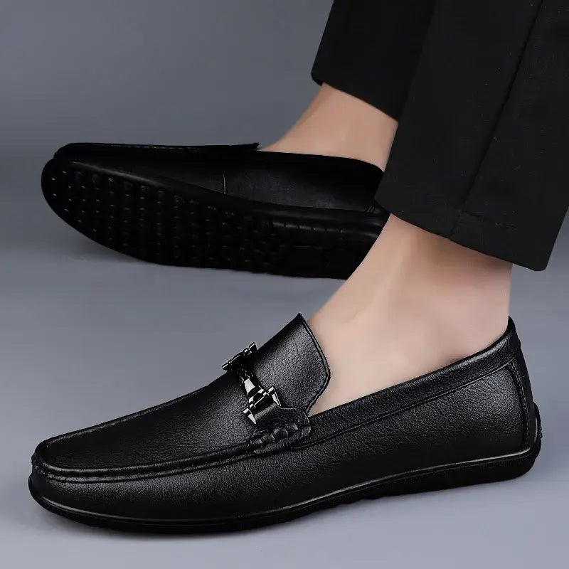 Mocassim masculino em couro premium, com design clássico e refinado. Palmilha macia e solado flexível para conforto prolongado.