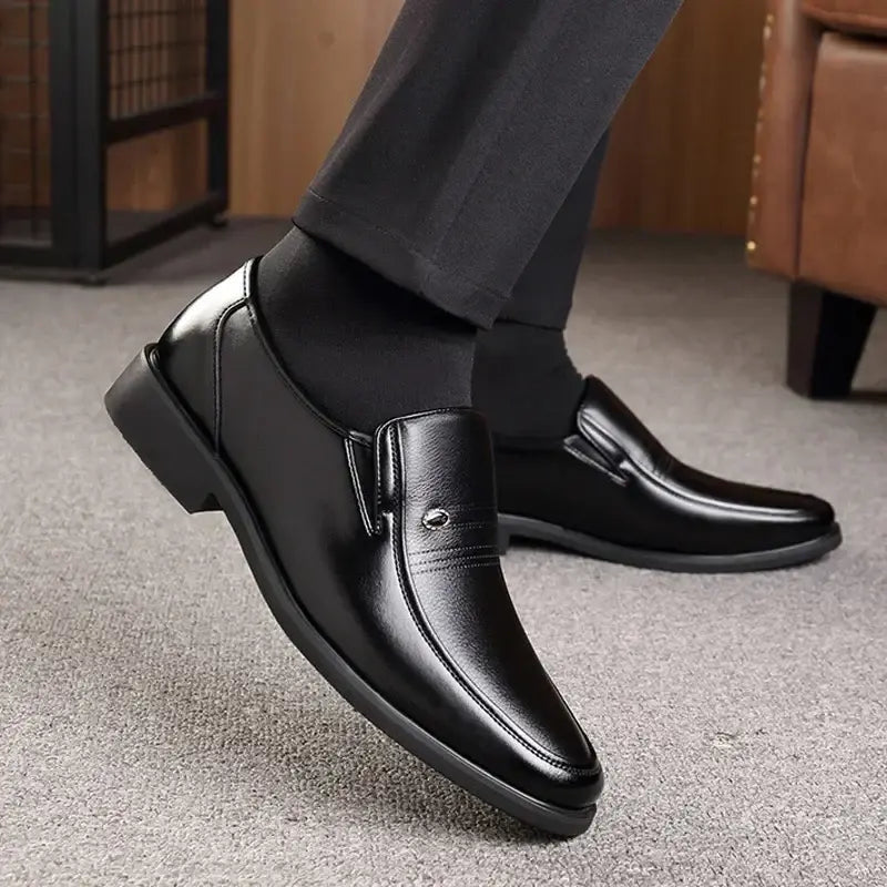 Mocassim masculino em couro premium com solado resistente e palmilha macia. Design clássico e confortável para diversos estilos e ocasiões.