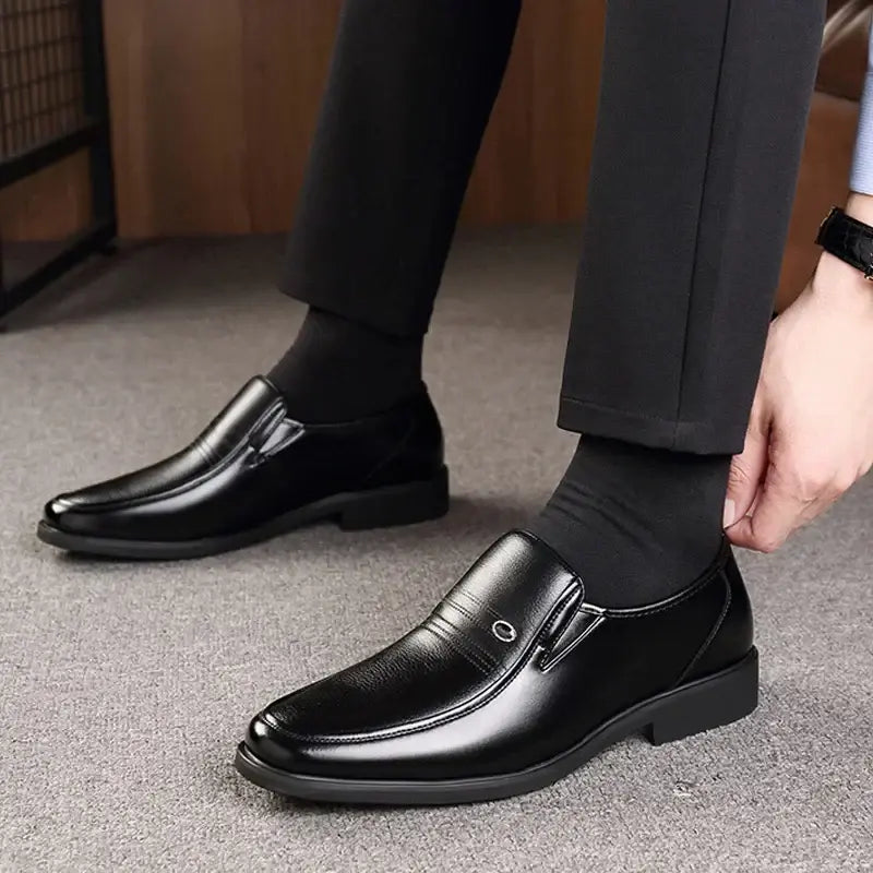 Mocassim masculino em couro premium com solado resistente e palmilha macia. Design clássico e confortável para diversos estilos e ocasiões.