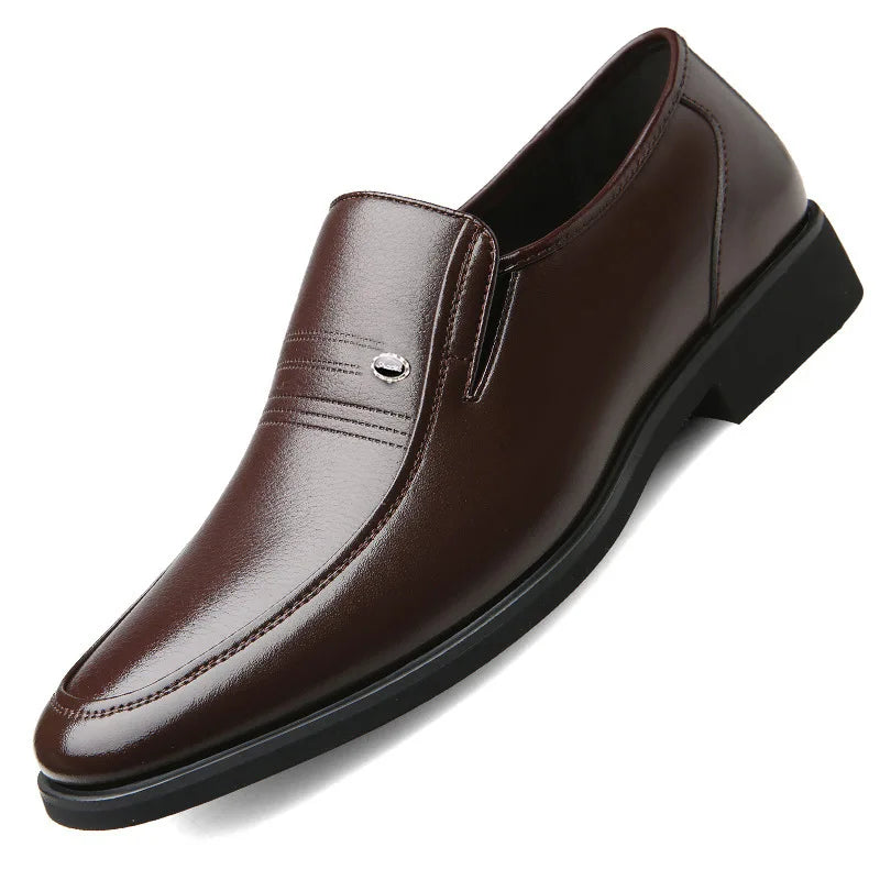 Mocassim masculino em couro premium com solado resistente e palmilha macia. Design clássico e confortável para diversos estilos e ocasiões.