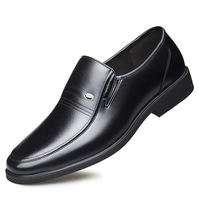 Mocassim masculino em couro premium com solado resistente e palmilha macia. Design clássico e confortável para diversos estilos e ocasiões.