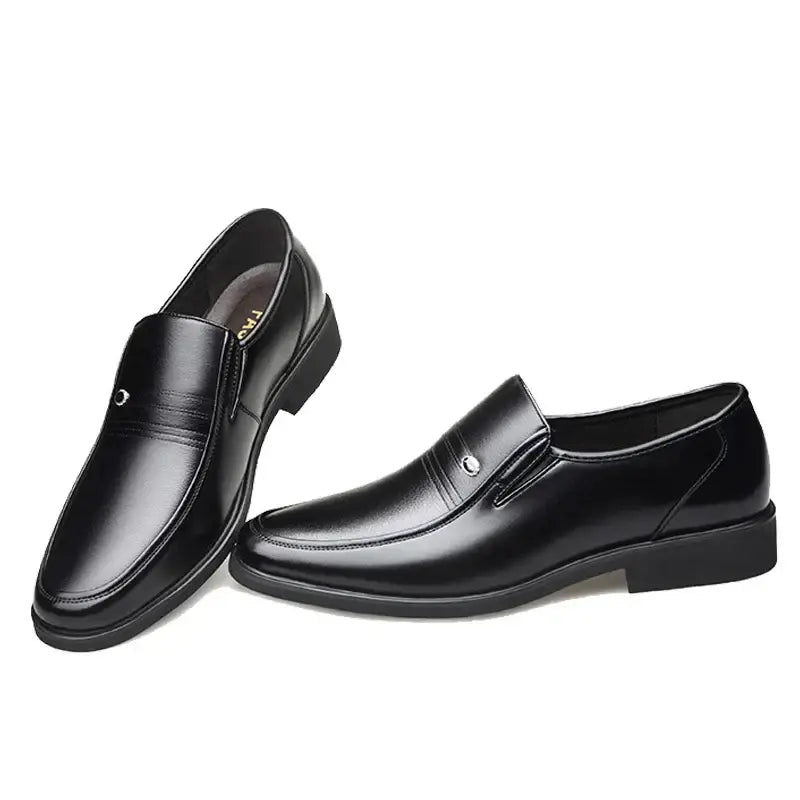 Mocassim masculino em couro premium com solado resistente e palmilha macia. Design clássico e confortável para diversos estilos e ocasiões.