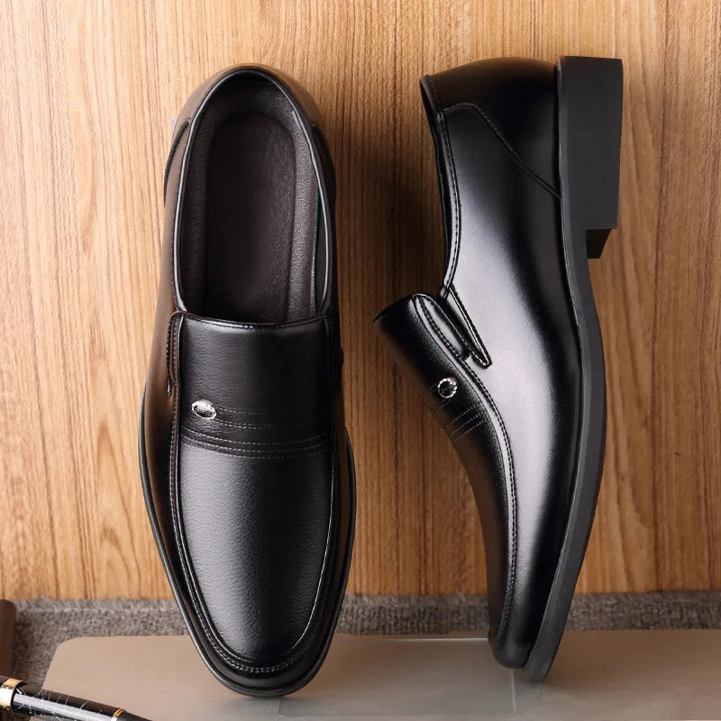 Mocassim masculino em couro premium com solado resistente e palmilha macia. Design clássico e confortável para diversos estilos e ocasiões.