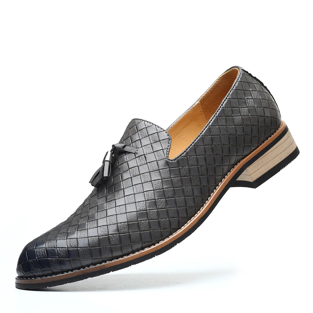 Mocassim masculino em couro legítimo com palmilha acolchoada, solado flexível e design versátil. Conforto e estilo para diversas ocasiões.