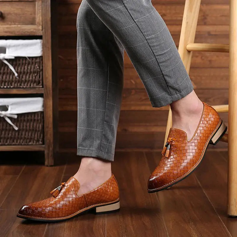 Mocassim masculino em couro legítimo com palmilha acolchoada, solado flexível e design versátil. Conforto e estilo para diversas ocasiões.