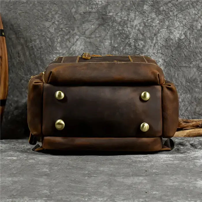 Mochila Executiva em Couro Borenzi Retrô BZ071 com design clássico, couro refinado e compartimentos funcionais para notebooks e itens pessoais.