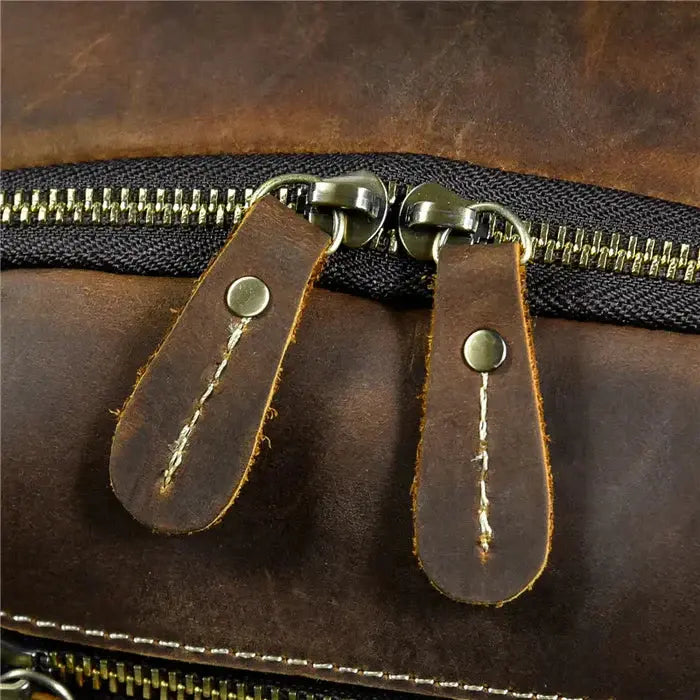 Mochila Executiva em Couro Borenzi Retrô BZ071 com design clássico, couro refinado e compartimentos funcionais para notebooks e itens pessoais.