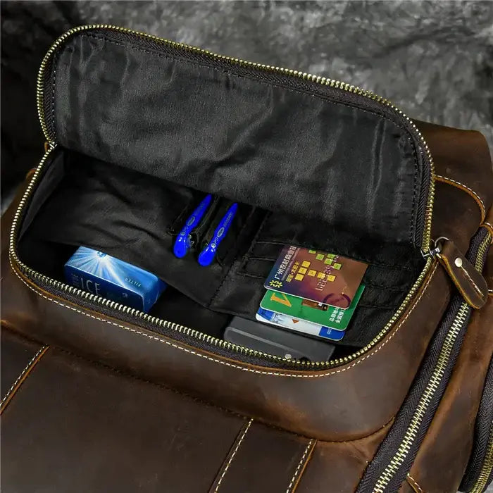 Mochila Executiva em Couro Borenzi Retrô BZ071 com design clássico, couro refinado e compartimentos funcionais para notebooks e itens pessoais.