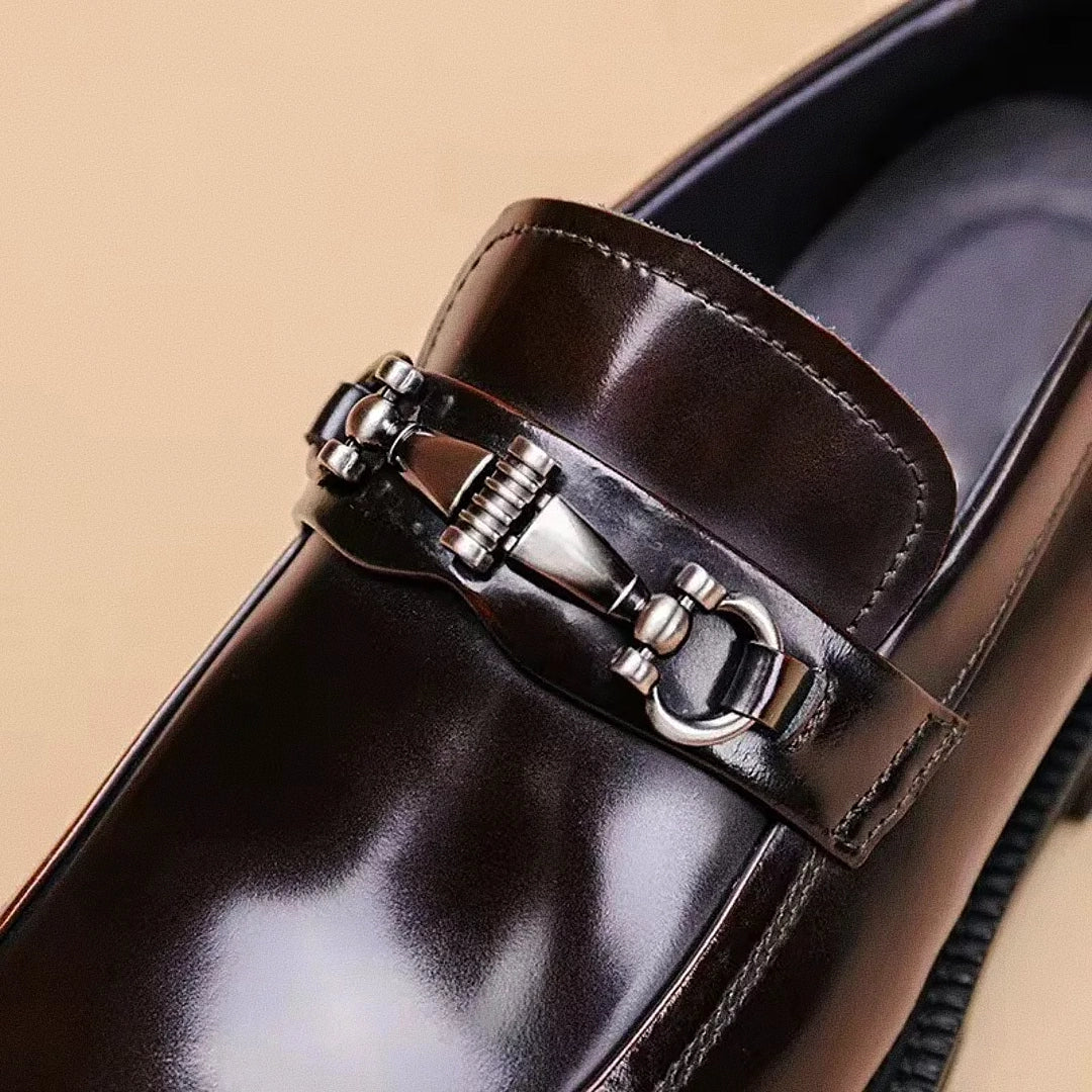 Sapato Masculino Loafer Borenzi BZ373 em couro envernizado com costura dupla e sola tratorada. Visual sofisticado em preto e vinho tinto