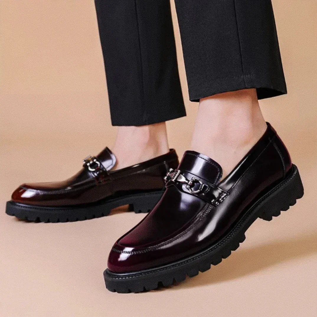 Sapato Masculino Loafer Borenzi BZ373 em couro envernizado com costura dupla e sola tratorada. Visual sofisticado em preto e vinho tinto