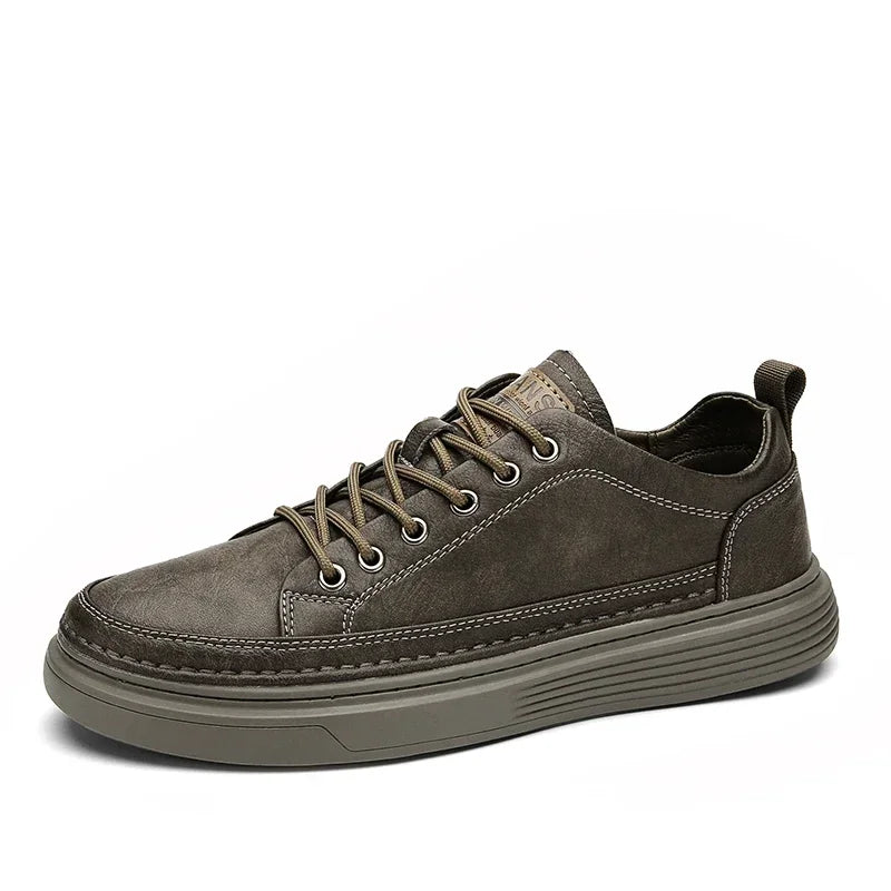 Tênis Masculino de Couro Borenzi BZ330, confeccionado em couro premium, solado antiderrapante e palmilha ergonômica, ideal para looks casuais e sociais.